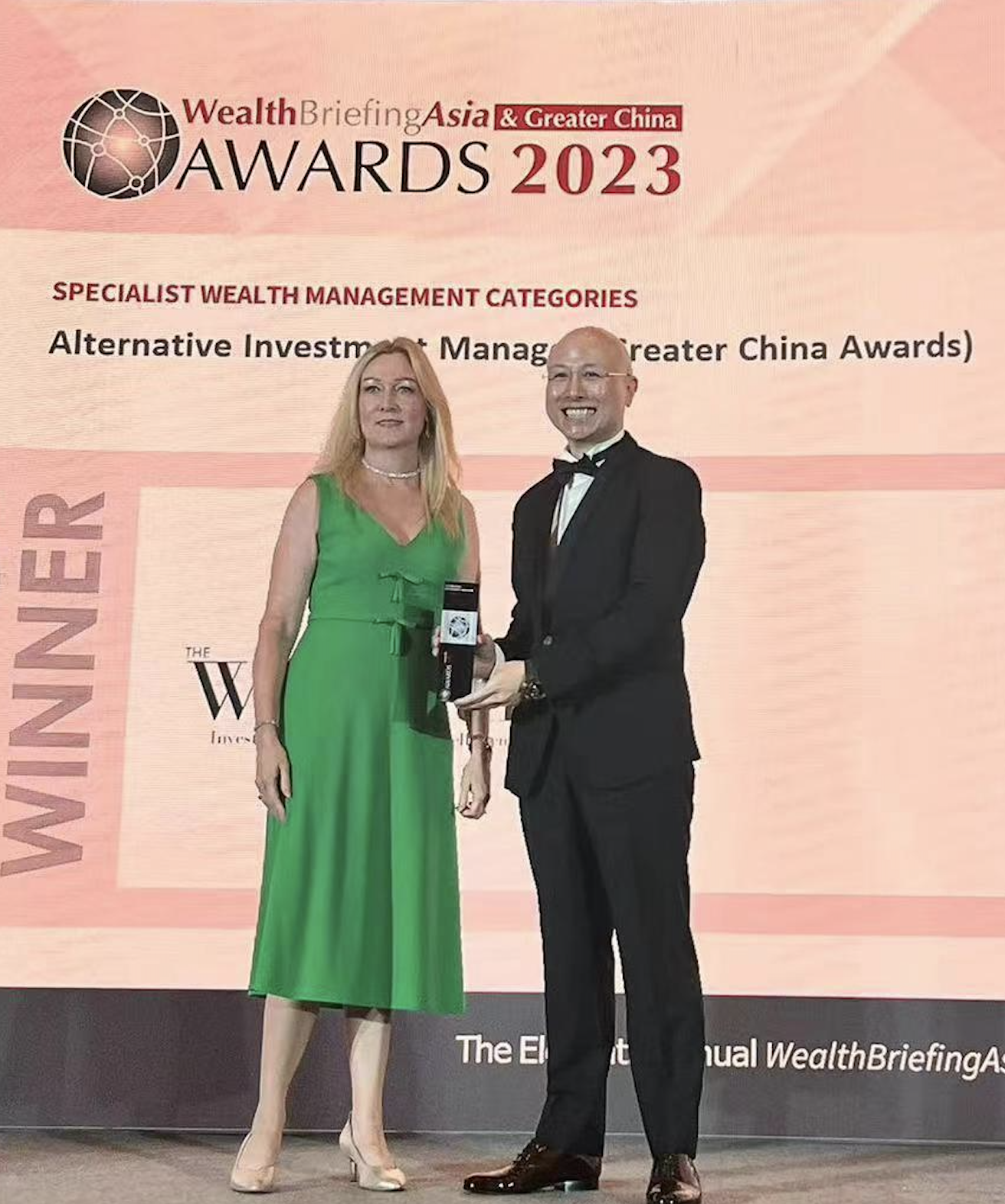 The Watch Fund 的 Dominic Khoo 在 2023 年 Wealth Briefing Asia Awards 頒獎典禮上榮獲大中華區最佳另類投資經理獎