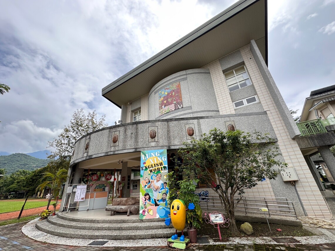 漾新聞|學校怎麼「歪樓」了 龍興國小校舍像博士帽