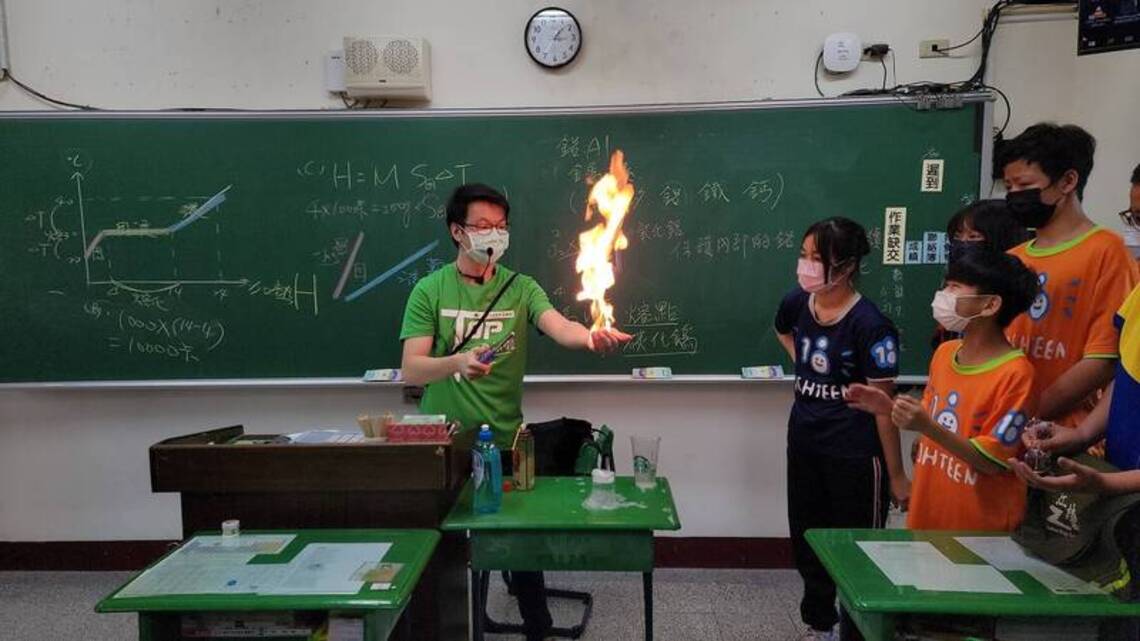 漾新聞|左營國中蘇宥誠獲選教育家人物典範 化身哆啦A夢魔術師 帶學生烤春雞教熱學原理 用液態氮加鮮奶作冰淇淋