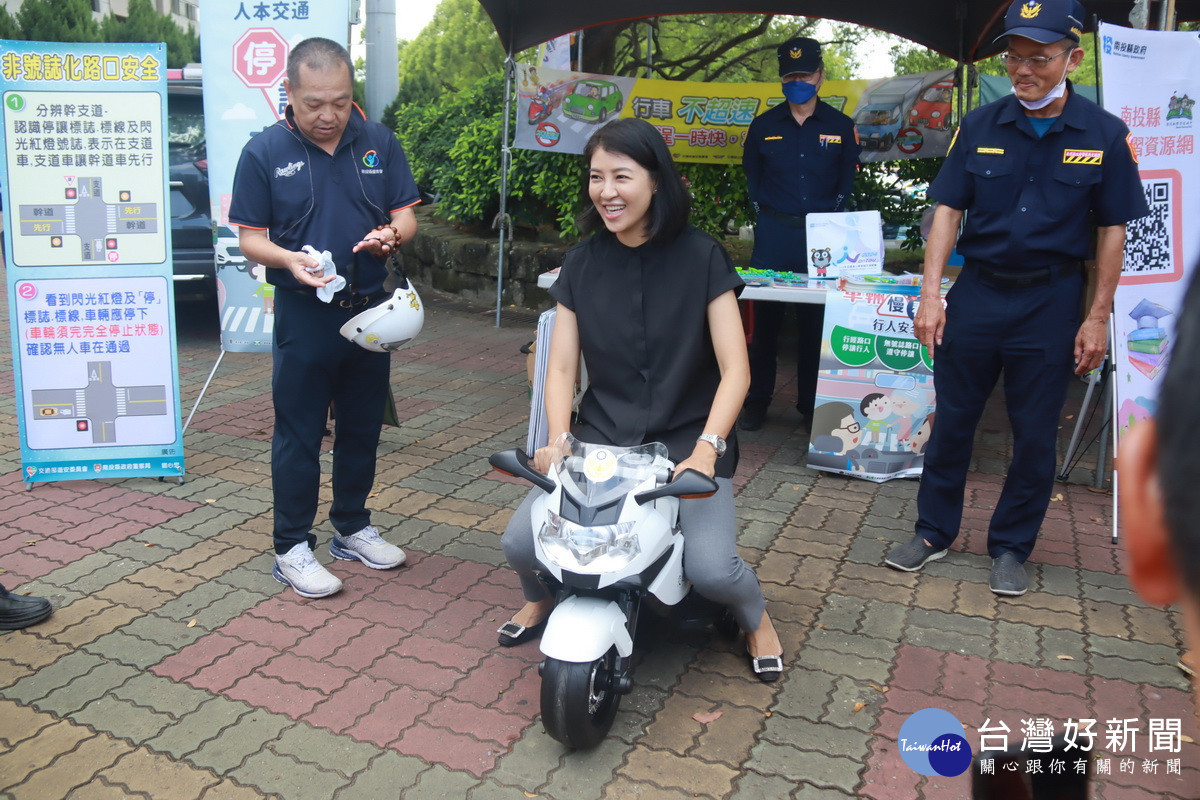 許縣長也來攤位巡禮體驗交通安全。(記者扶小萍攝)