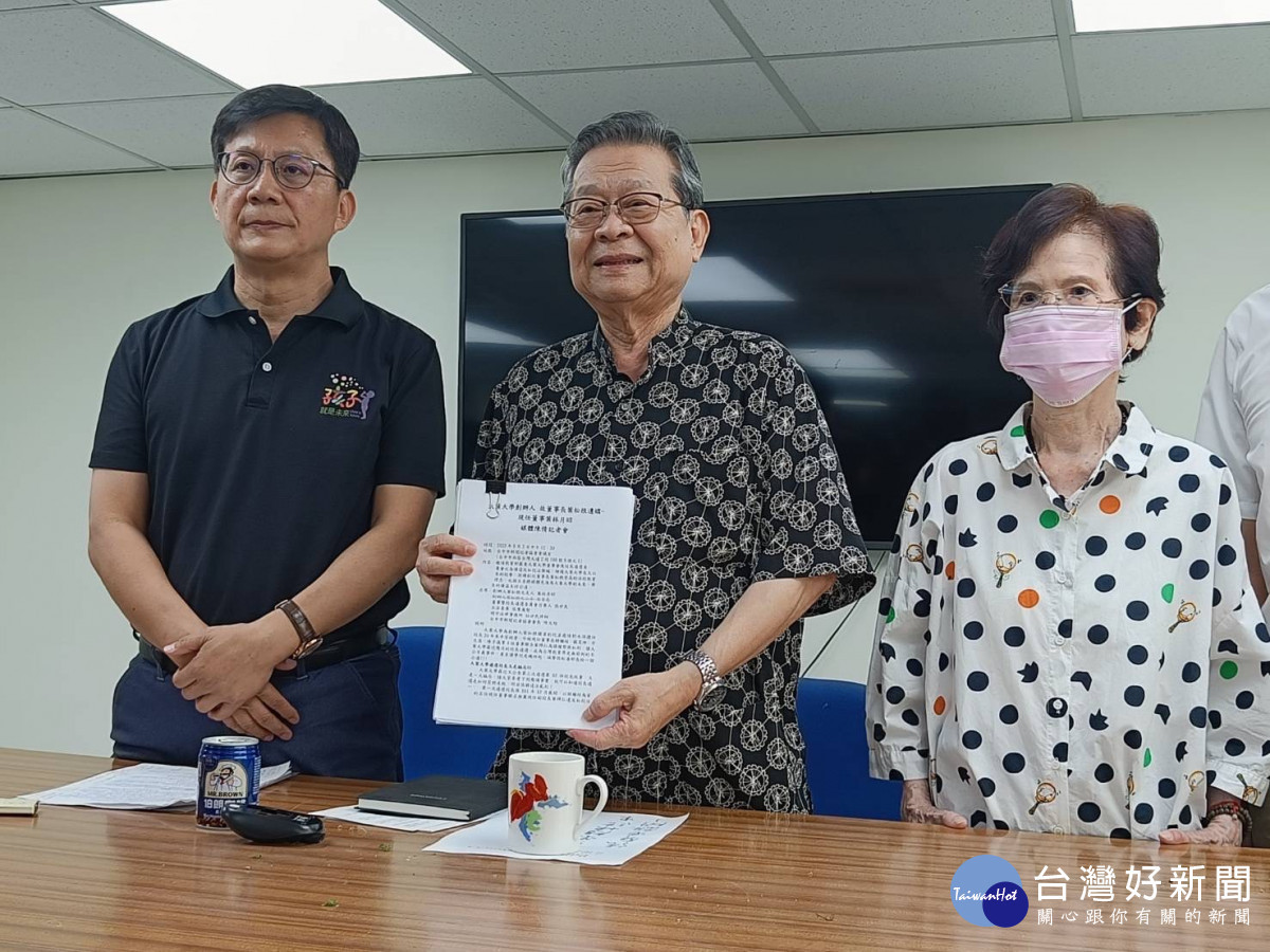 創辦人遺孀葉林月昭及校長遴選委員會召集人張世良向立委張廖萬堅陳情