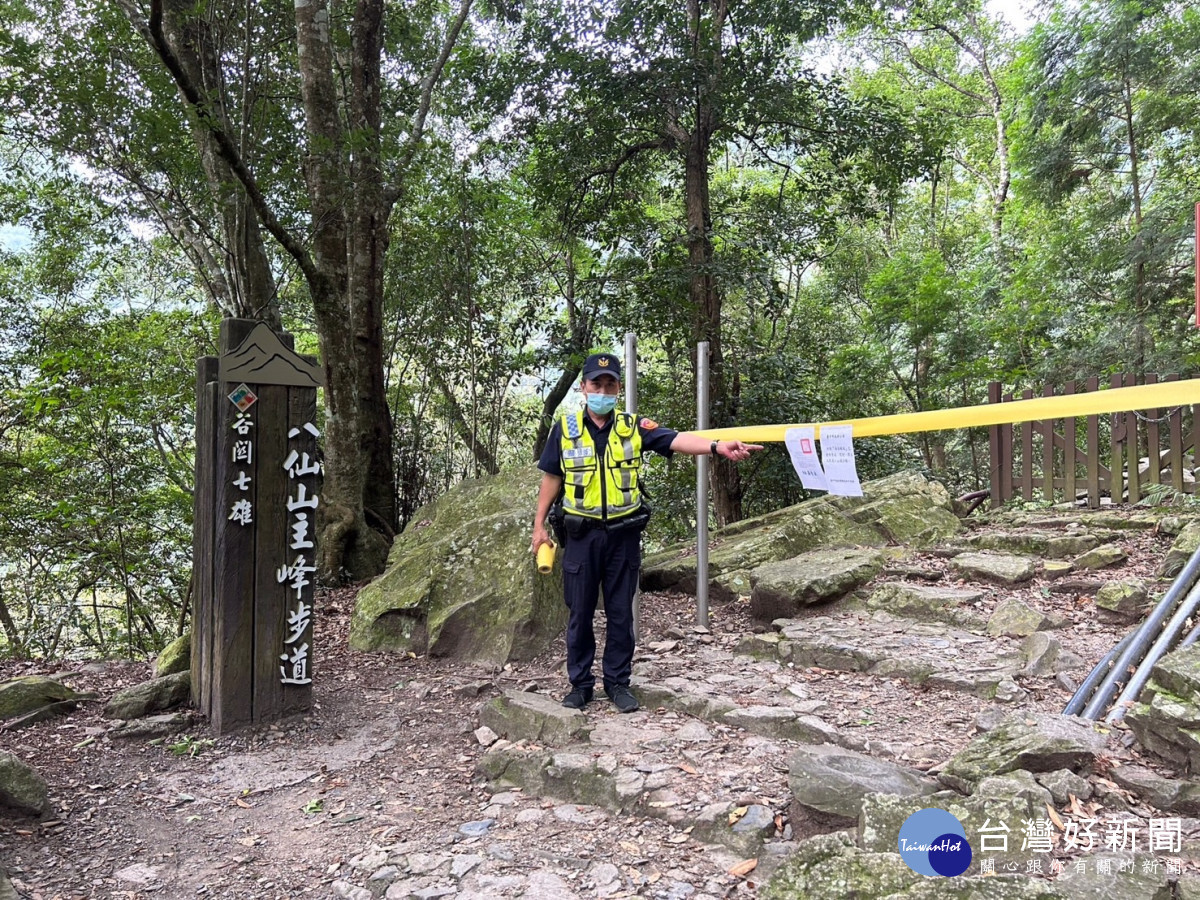 員警前往八仙山登山口公告警戒,並拉起封鎖線。