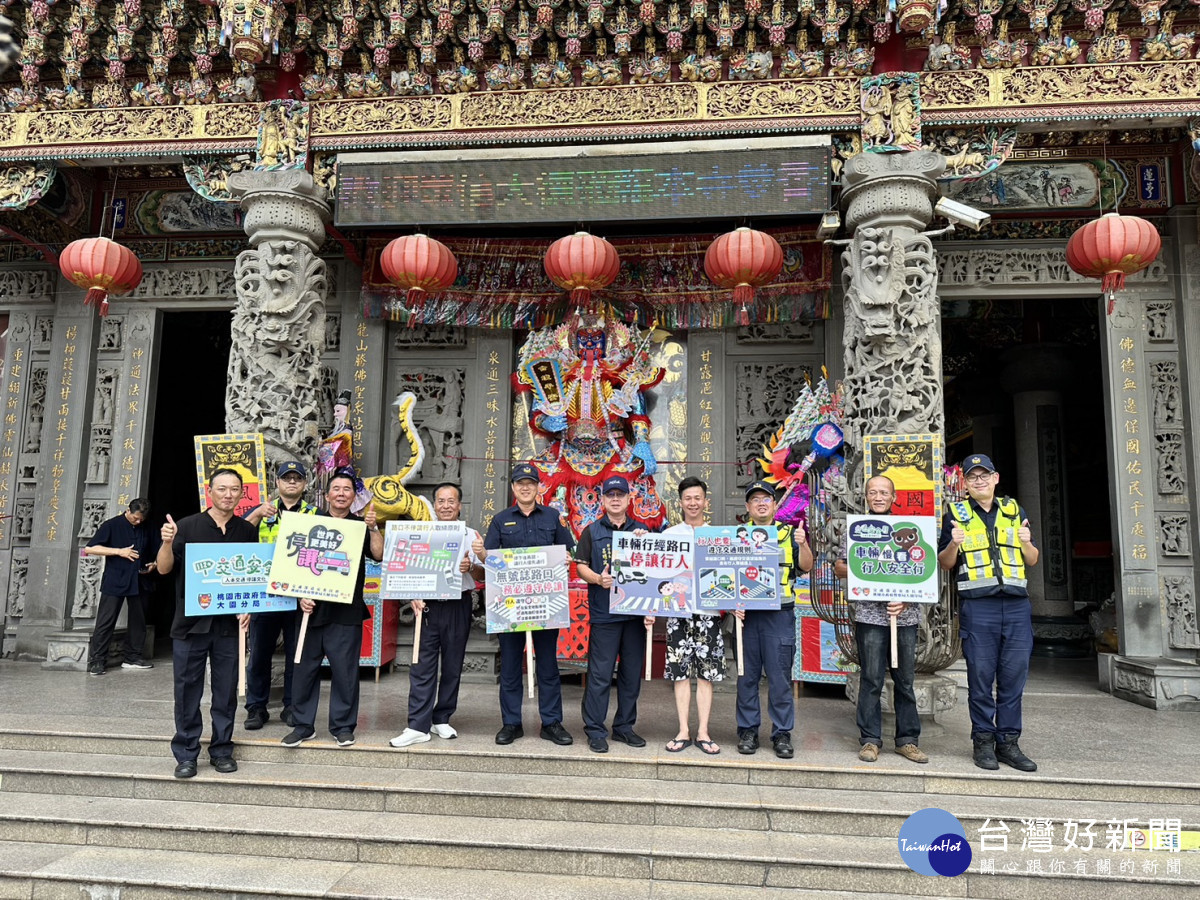 交通安全月起跑，大園分局結合廟會活動上街宣導。
