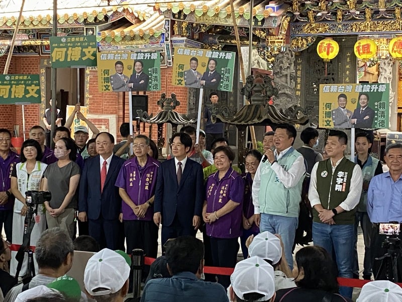 民進黨總統參選人賴清德（前右5）1日赴泰山頂泰山巖參香，台灣民眾黨立委邱臣遠母親、頂泰山巖副董 事長王祈函（前右4）也出席。中央社
