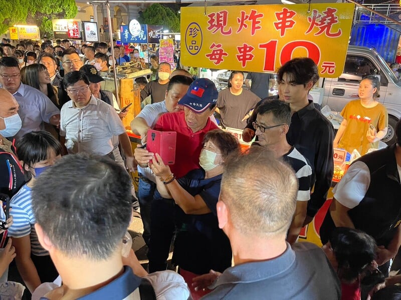 郭台銘2日晚間以私人行程名義到南投縣草屯鎮逛夜市,沿途受到民眾熱情歡迎。民眾提供