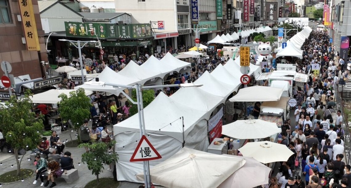 高雄奶茶節狂吸4萬人朝聖 鹽埕商圈人山人海