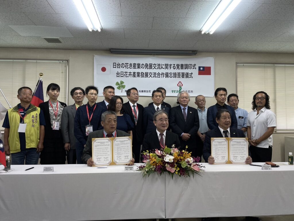 台日雙方代表合影留念