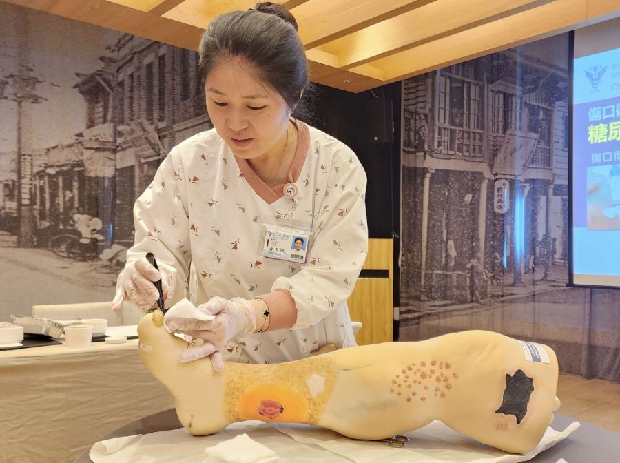 糖尿病身上冒傷口要小心! 50歲婦竟拖到「腐肉惡臭」引老鼠啃咬 210 糖尿病身上冒傷口要小心! 50歲婦竟拖到「腐肉惡臭」引老鼠啃咬 209