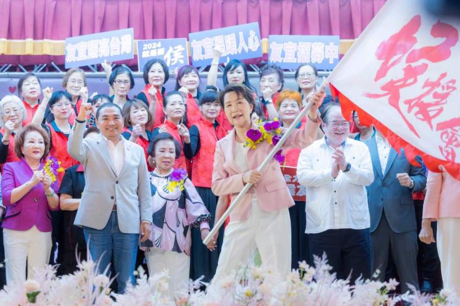 新北婦女會姐妹站出來 侯友宜:廢巴氏量表減輕家庭負擔 216 侯友宜出席新北婦女會交接典禮。侯友宜競選辦公室提供