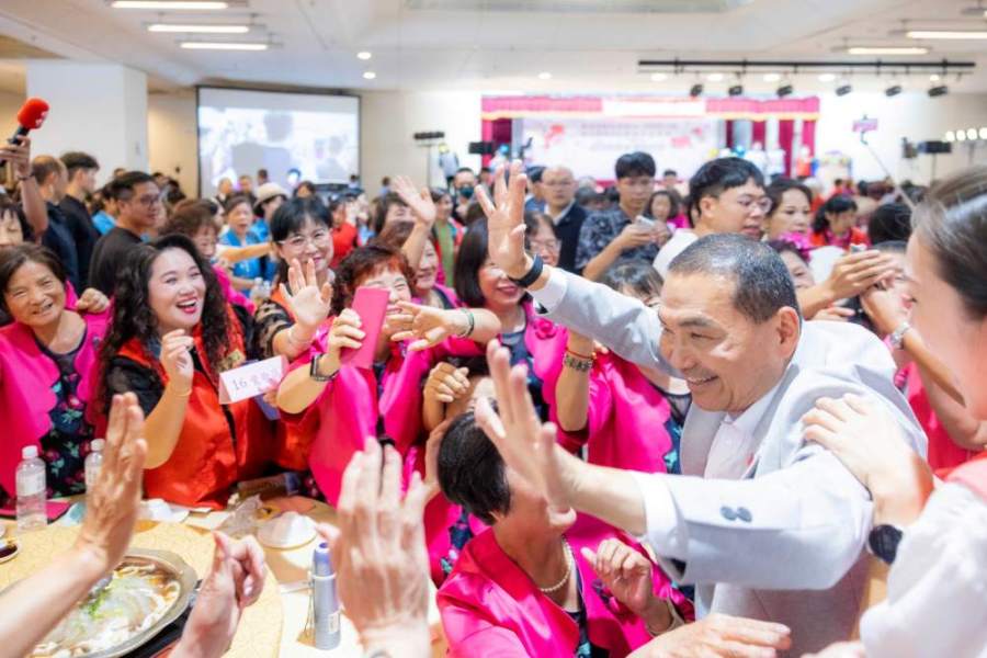 新北婦女會姐妹站出來 侯友宜:廢巴氏量表減輕家庭負擔 217 侯友宜出席新北婦女會交接典禮。侯友宜競選辦公室提供
