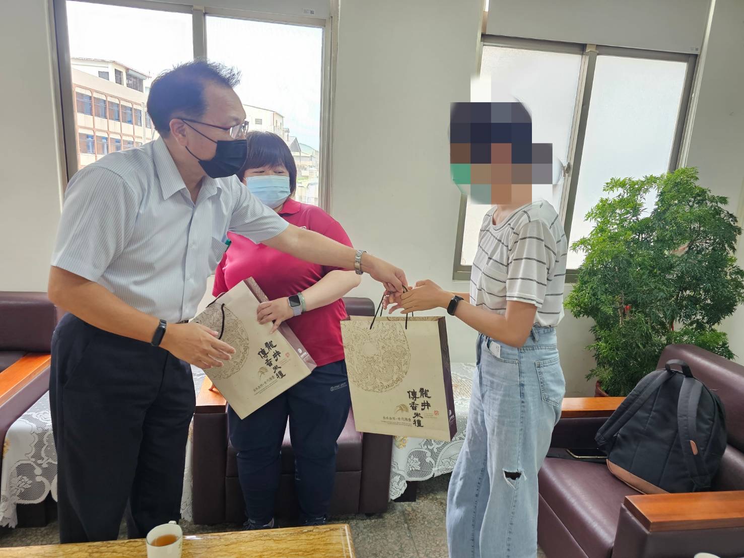 烏日分局尤啓南分局長積極尋找愛心資源，協助找尋社會公益團體，贊助補貼後續的療養費，義行舉動令不少人感佩。（圖/記者江雁武翻攝）