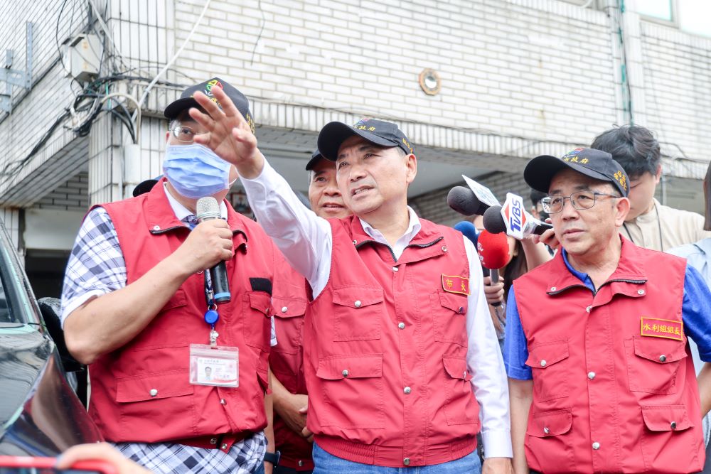 《圖說》海葵颱風來襲,侯友宜市長主持海葵颱風新北市災害應變中心第2次工作會報。〈新北市府提供〉