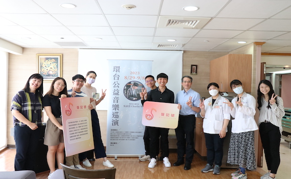視障鋼琴音樂家吳承澐嘉基安寧病房獻愛 用音樂撫慰病患