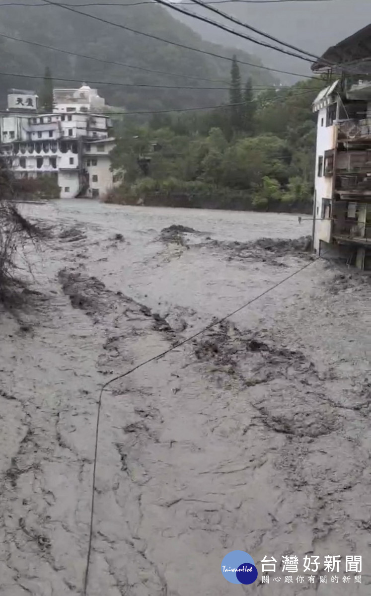 下午廬山地區風強雨大溪水暴漲。(仁愛公所提供)