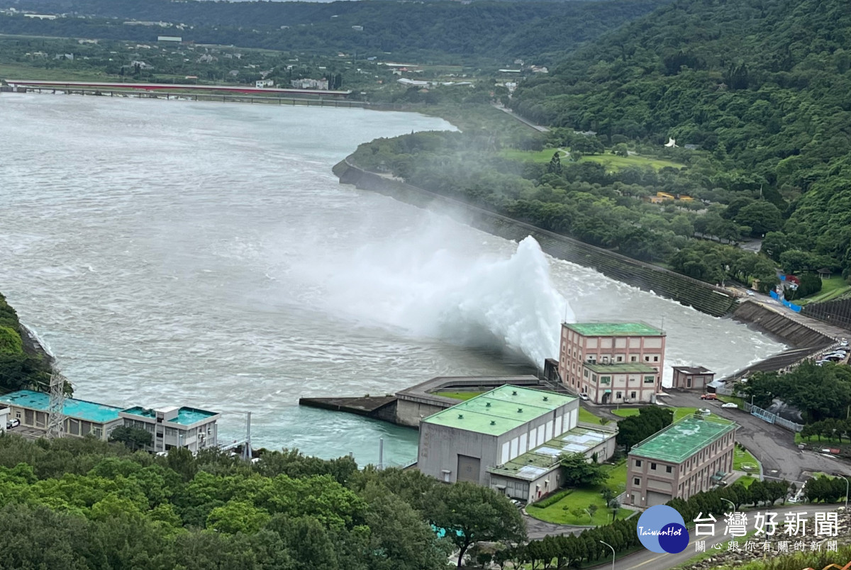 海葵颱風來襲,石門水庫進行調節放水確保安全。