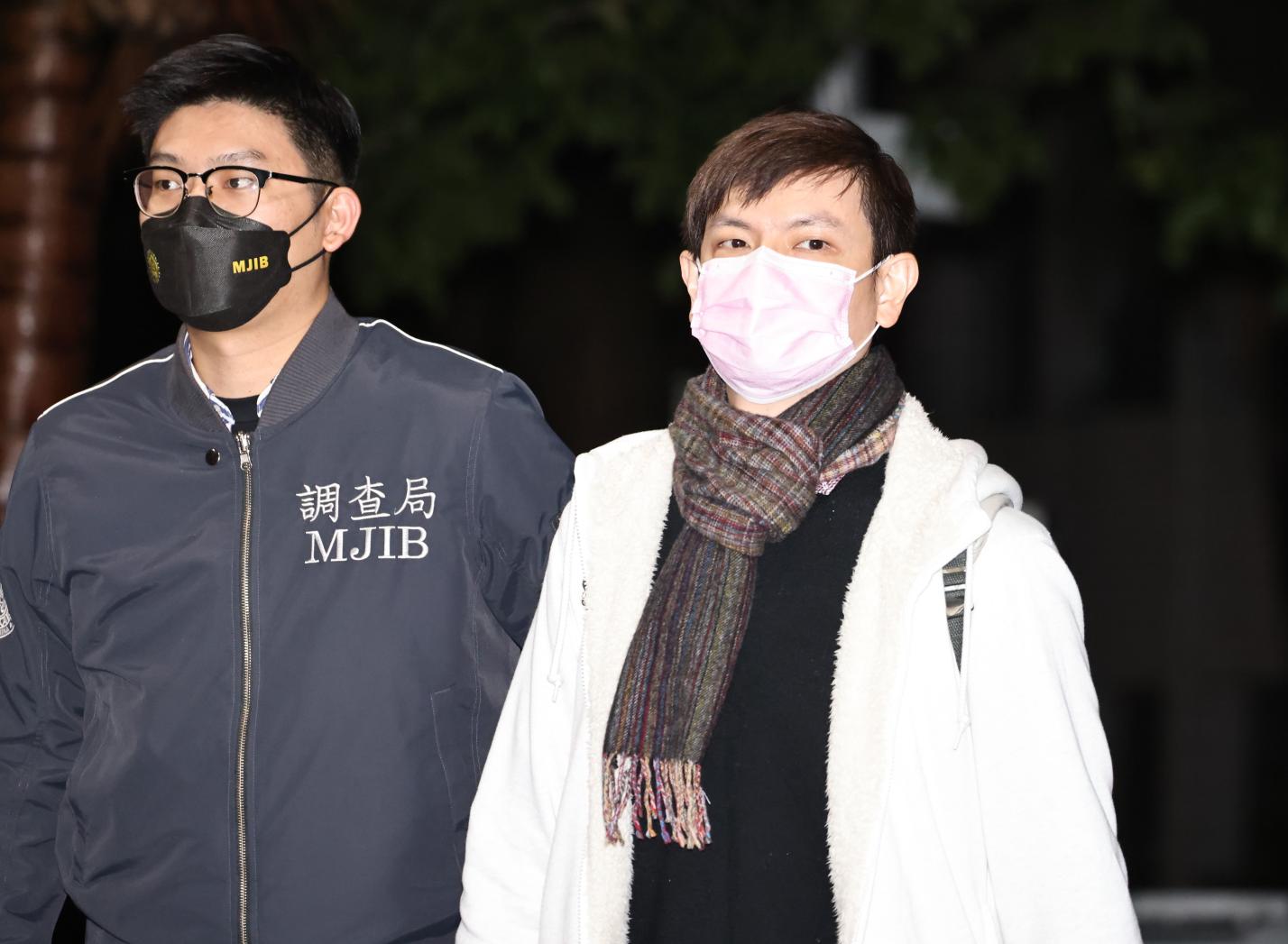 高虹安男友李忠庭(右)近期頻頻進出市府,且車子就大方停在公務車格內,引發爭議。資料照片/林啟弘攝
