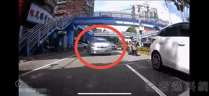 三峽英勇警查違停遭衝撞 柔道技「護身倒法」保命 60 三峽英勇警查違停併排車