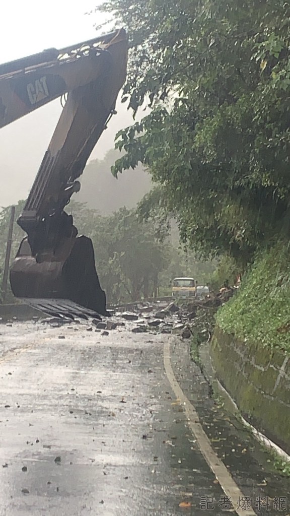 海葵颱風觸陸「台東三仙台」狂風大浪 台7甲線山壁崩落石 52 S 7848014 | 生活 生活 記者爆料網
