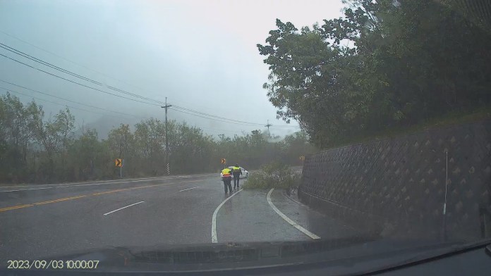 海葵颱風/花蓮強風豪雨災情+1 台11線路樹傾倒"員警冒雨排除" 51 0903移除路樹.TS 20230903 103831.752 0 | 生活 生活 記者爆料網