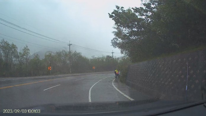 海葵颱風/花蓮強風豪雨災情+1 台11線路樹傾倒"員警冒雨排除" 52 0903移除路樹.TS 20230903 103901.569 0 | 生活 生活 記者爆料網