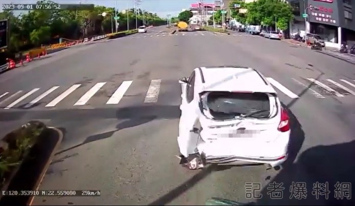 高雄女駕駛路口切換車道遇紅燈緊急煞車 慘遭後方曳引車撞爛車尾 60 小港 車禍