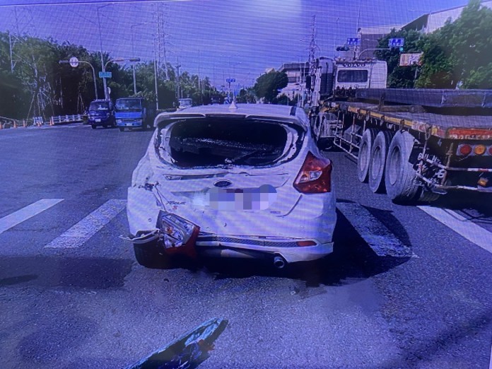 高雄女駕駛路口切換車道遇紅燈緊急煞車 慘遭後方曳引車撞爛車尾 58 S 8921226 0 | 社會 社會 記者爆料網