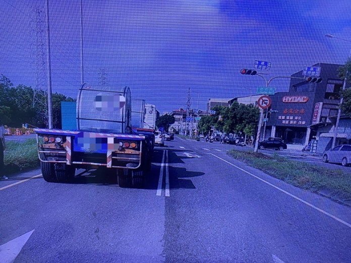 高雄女駕駛路口切換車道遇紅燈緊急煞車 慘遭後方曳引車撞爛車尾 59 S 8921228 0 | 社會 社會 記者爆料網