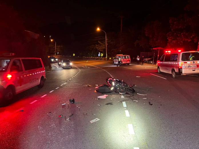 (救護車車禍片)救護車出勤與機車相撞 無駕照機車騎士受傷送醫 59 | 社會 社會 記者爆料網