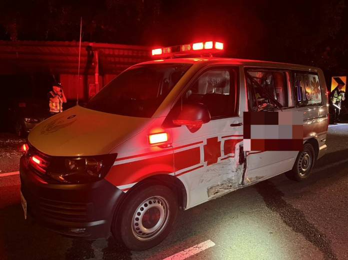 (救護車車禍片)救護車出勤與機車相撞 無駕照機車騎士受傷送醫 57 | 社會 社會 記者爆料網