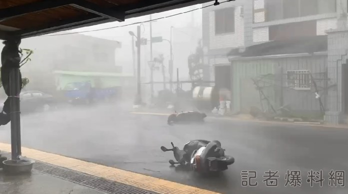 海葵加速狂奔 路倒機車被陣風吹到飄移、綠島滿目瘡痍 52 宜蘭羅東機車飄移 綠島