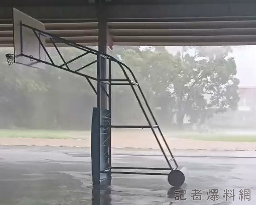 海葵颱風/花蓮卓溪鄉聚會所風強雨驟 籃球框架不敵強風"離家出走" 55 颱風 籃球框架