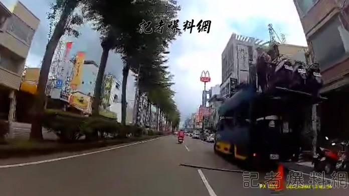 獨家/台南女騎士路上險壓「掉落鐵棒」 驚險畫面全曝光 61 女騎士險壓鐵條、記者爆料網
