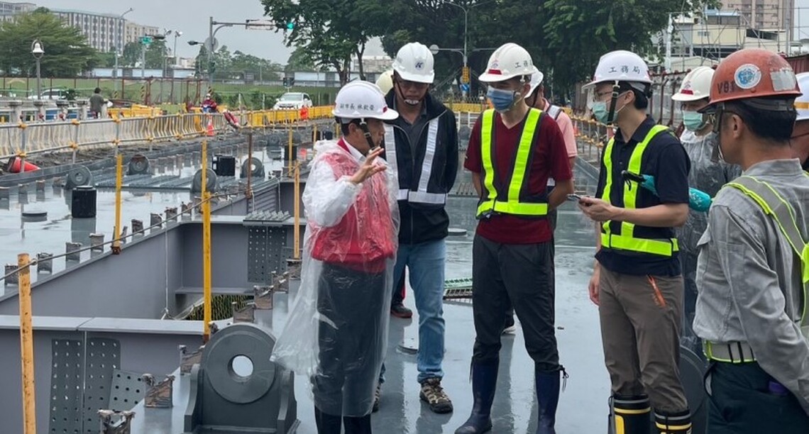 海葵颱風來勢洶洶 林欽榮副市長巡視輕軌龍華橋吊裝工程及防汛整備