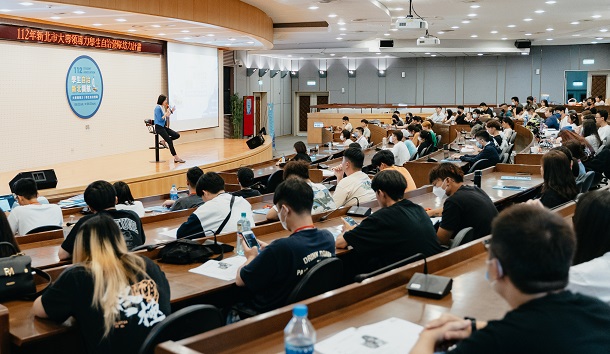 新北青年局長邱兆梅從自身經驗出發分享公部門經驗談。(圖/新北市政府提供)
