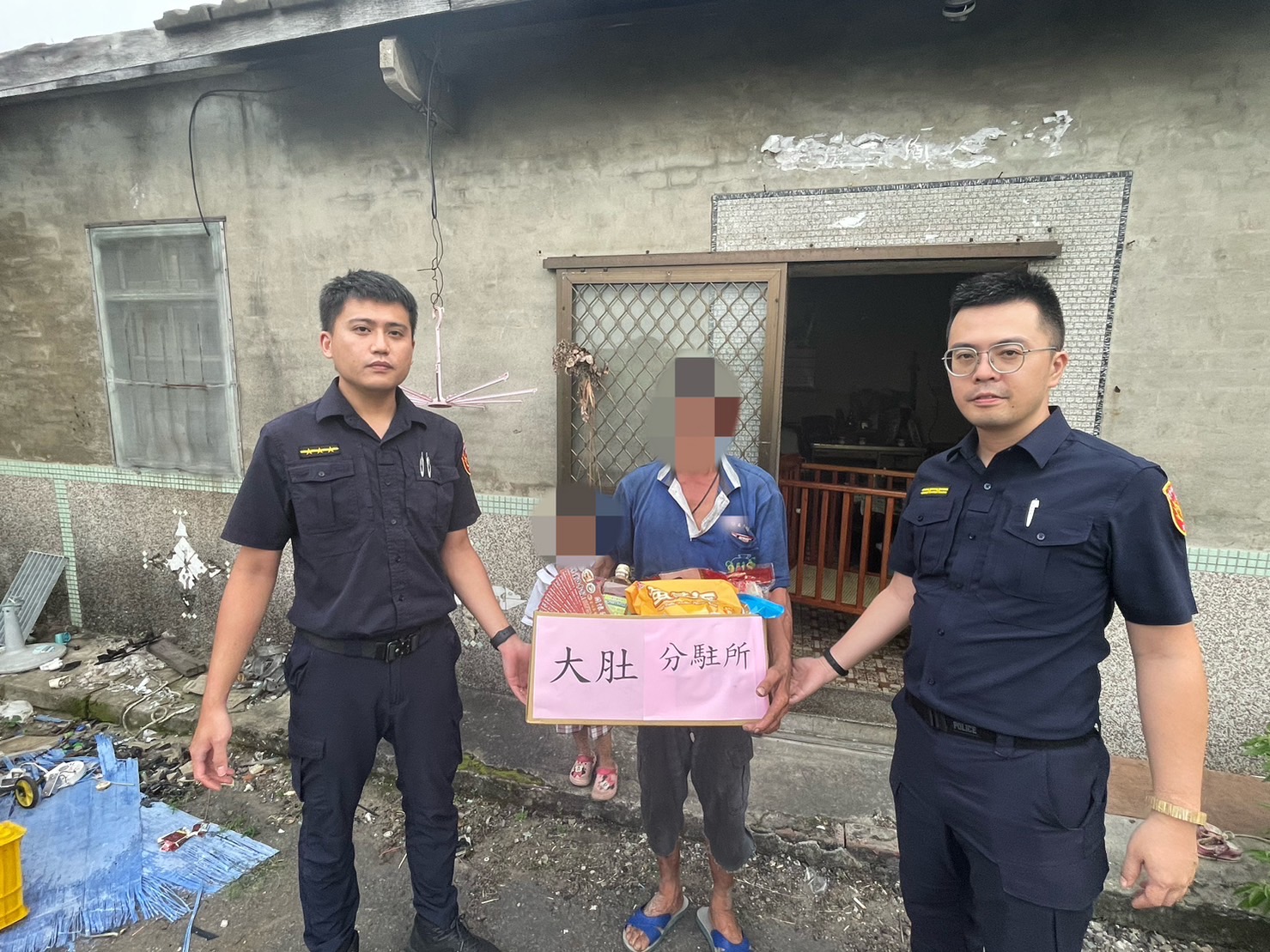透過發放愛心米和物資，關懷他們所轄區內需要幫助的弱勢家庭。（圖/記者江雁武翻攝）