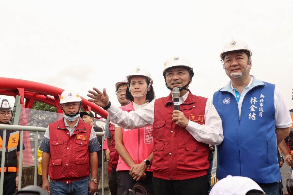 《圖說》侯友宜前往即將於9月底通車的三鶯大橋改建工程視察,要求相關人員上緊發條,密切關注大漢溪河水位變化,確保施工人員和機具安全,並保障市民生命財產。〈工務局提供〉