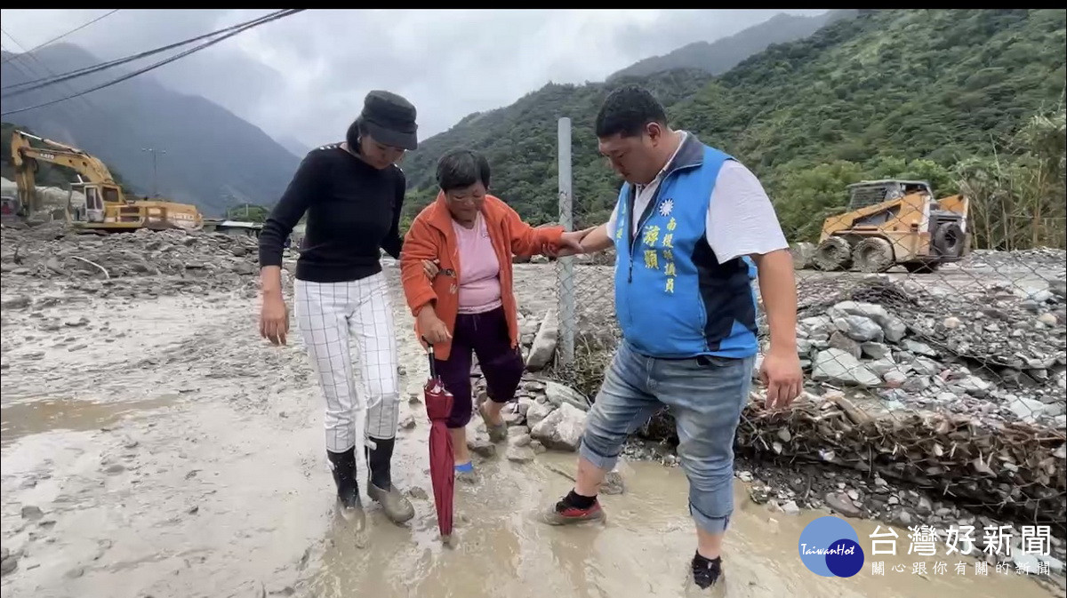 許縣長與游議員關心鄉親與作物災損。(游顥服務處提供)