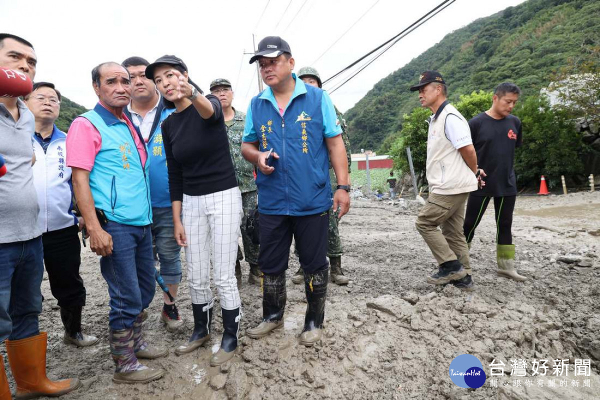 信義鄉東埔村投95線爆發土石流阻斷交通的現場，許淑華縣長及眾多受災鄉親都到場陪同或關心反映問題。（圖/南投縣府提供）