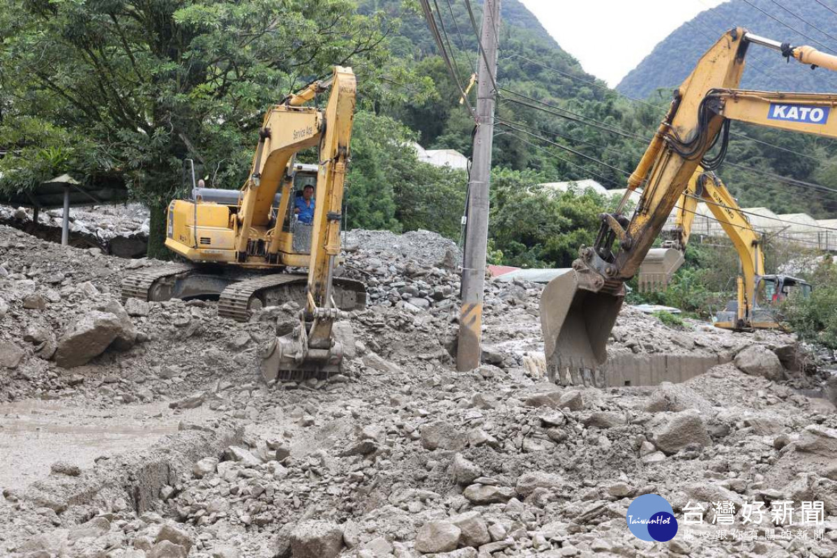 東埔投95線土石流,現場已由三部大型挖土機清除土泥搶修中。(圖/南投縣府提供)