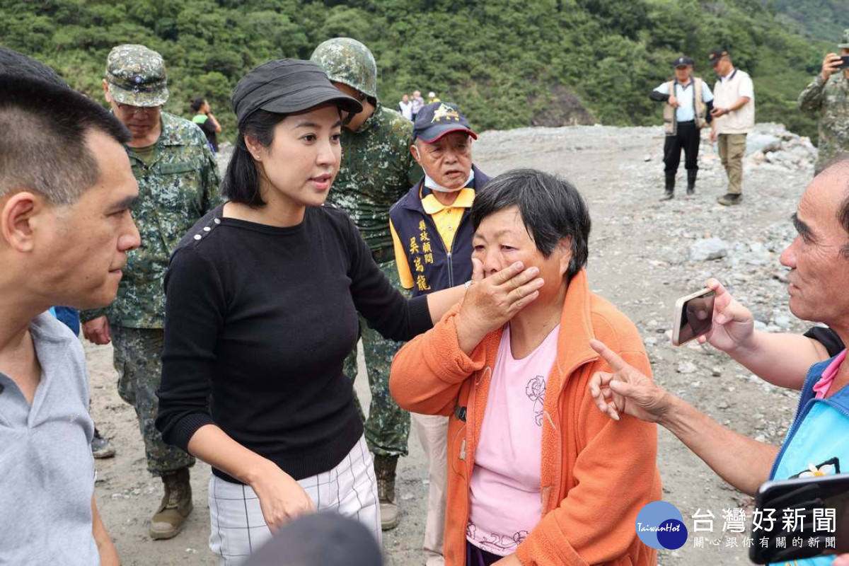 一位住在溪畔的純吉茶莊許姓婦人，聽說許縣長前來勘災，穿著拖鞋撐著枴杖趕來陳情並頻頻拭淚。（圖/南投縣府提供）<br /><br /> <br /><br /> 