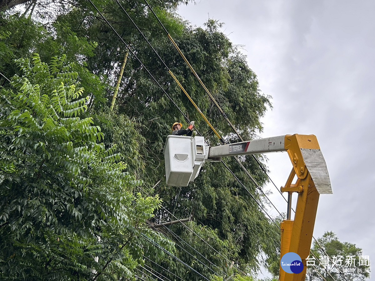 海葵造成彰化2,000餘戶停電已全數復電 並派人力機具前往高雄支援搶修