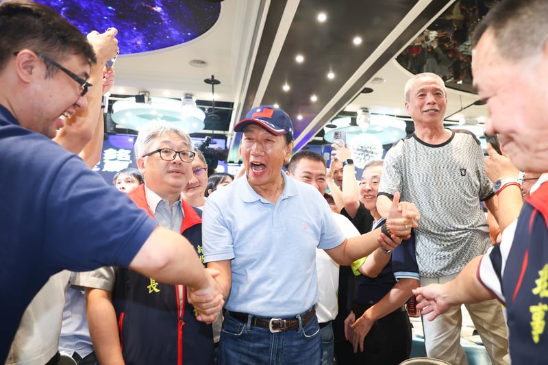 鴻海創辦人郭台銘(中)3日晚間參加新北市計程車工會成立40周年紀念餐會,入場時受到民眾熱烈歡迎。中央社