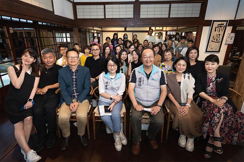 高虹安小內閣人事異動,副市長蔡麗清(前排右4)、文化局長錢康明(前排右3)將離開。翻攝蔡麗清臉書