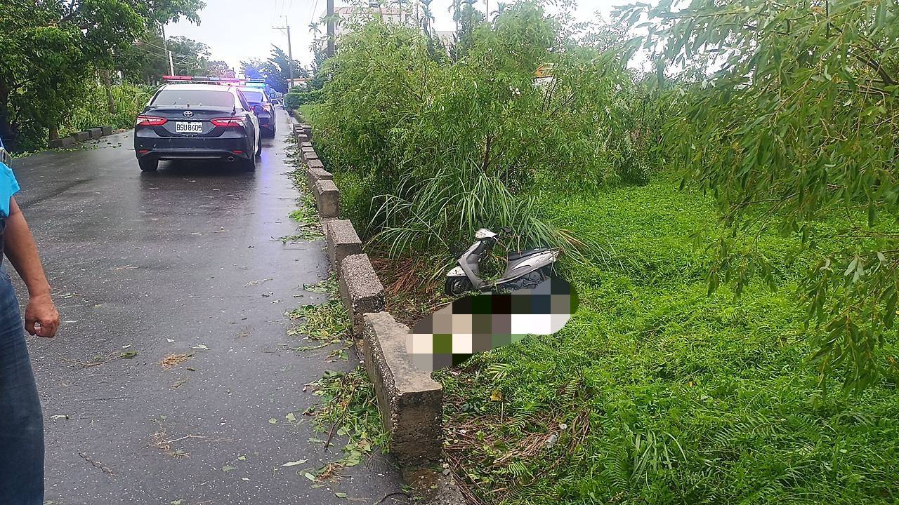 海葵颱風肆虐台東,台東關山鎮今天上午傳出56歲游姓男子倒臥路旁草叢,發現時已氣絕,懷疑是被強風吹落,警方已報驗查明死因。讀者提供