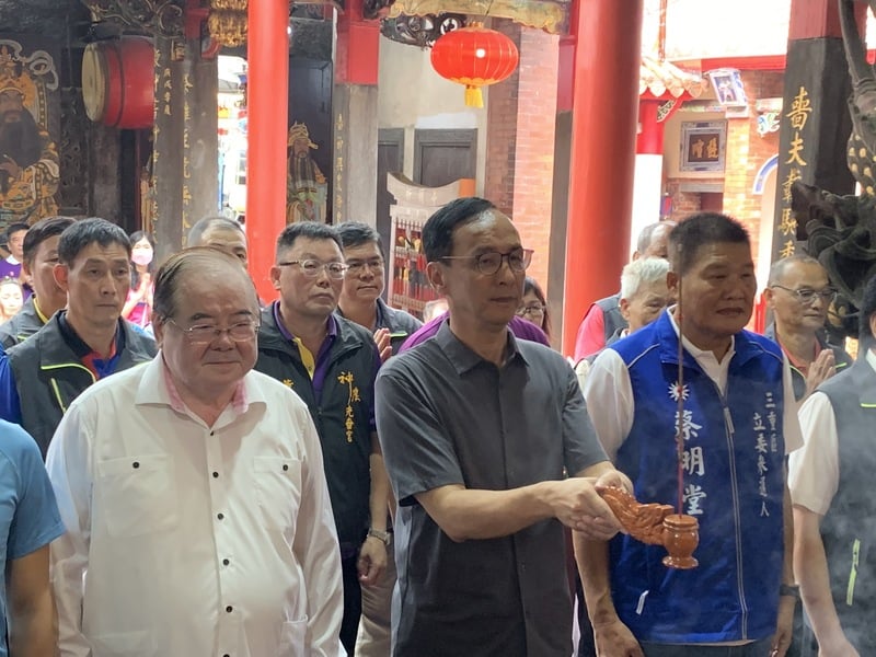 國民黨主席朱立倫(前中)4日陪同黨籍新北市第3選區(三重)立委參選人蔡明堂(前右)到先嗇宮上香祈福,先嗇宮董事長李乾龍(前左)也出席。中央社