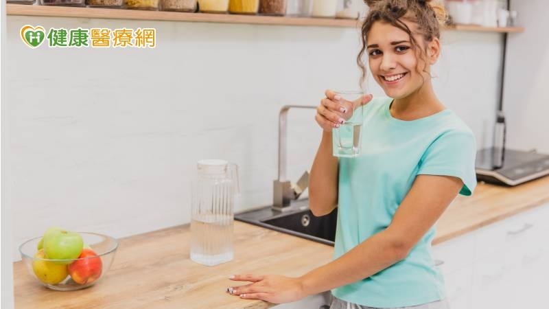 適時補充水分預脫水! 不只開水,營養師揭「這些食物」也能補水