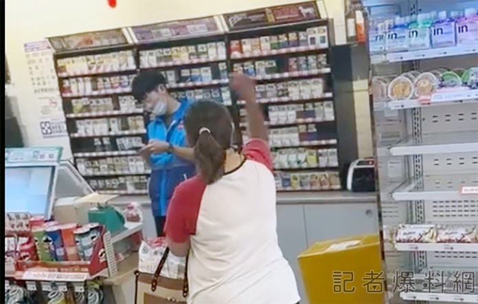 (超商開罵片)遭開除脫序開罵 遭罵店員OS:低頭滑手機就沒事 66 2 1 | 社會 社會 記者爆料網