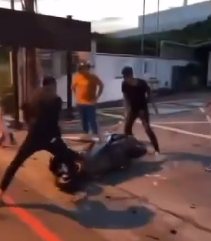 (砸車片)新竹縣球棒隊砸機車!行車糾紛狂砸 騎士在車上照砸不誤 66 | 社會 社會 記者爆料網
