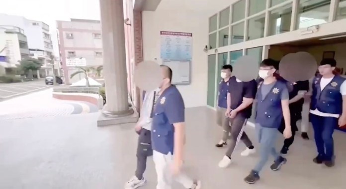 (砸車片)新竹縣球棒隊砸機車!行車糾紛狂砸 騎士在車上照砸不誤 68 | 社會 社會 記者爆料網