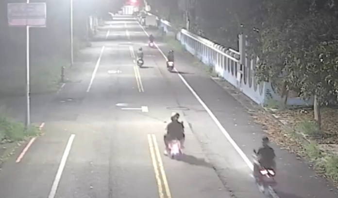 (颱風夜鬧事警開槍逮人片)颱風夜街頭鬧事 台南警方對空開1槍逮11人 62 | 社會 社會 記者爆料網